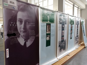 アンネ・フランクのレプリカ歴史的家屋段ボール模型 立体模型をみて