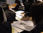 新聞記事や現地の教材を見ながら